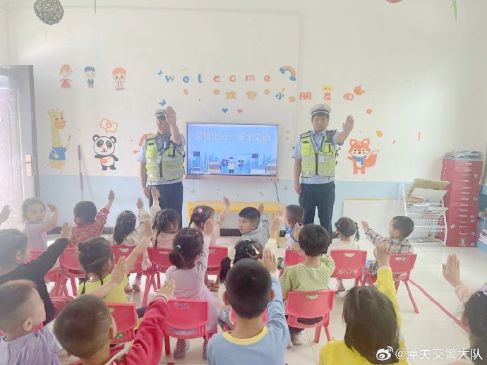 潼關交警進幼兒園開展“六一”交通安全宣傳活動.