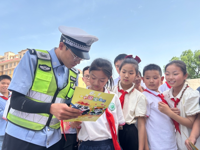 白水公安交警深入轄區學校開展交通安全宣傳教育。