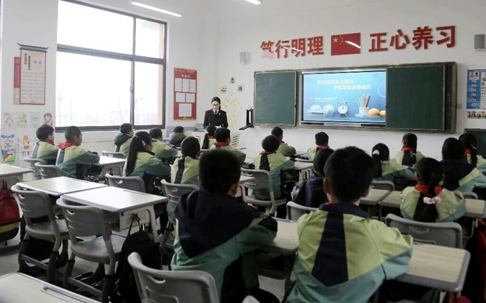 潼关县检察院未检办走进滨河小学开展网络安全宣讲活动。